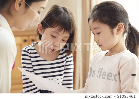 A teacher who takes a problem sitting on the floor and children answering it 51055461