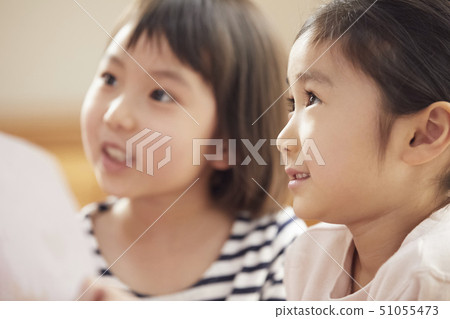 一位老師在地板上遇到問題，孩子們回答問題 51055473