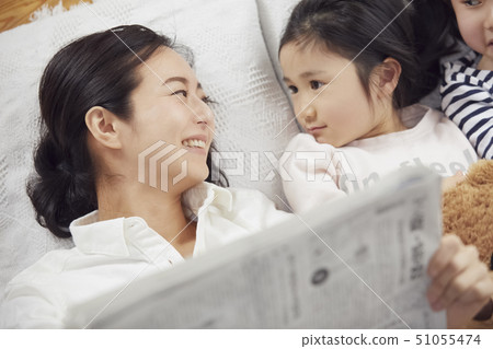 躺在床上的母親和女兒 51055474