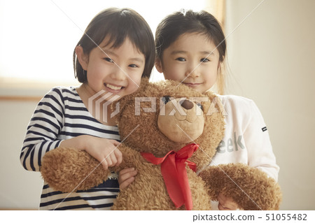 孩子們抱著看著相機的大熊 51055482