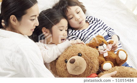 躺在床上的母親和女兒 躺在床上的母親和女兒 51055484