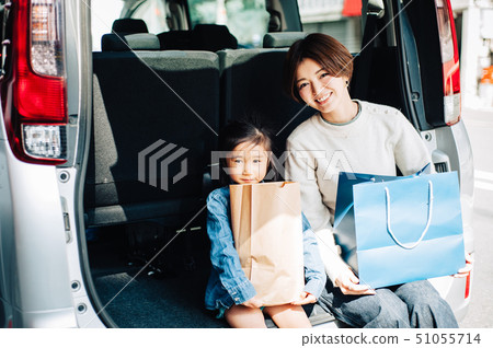Parent and child shopping 51055714