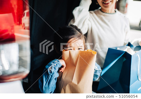 父母和孩子購物 51056054