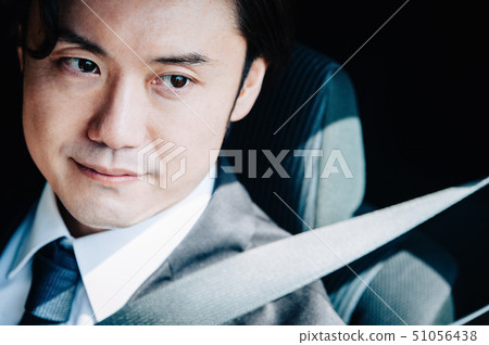 男性汽車商人 51056438