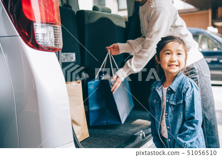 Parent and child shopping Parent and child shopping 51056510