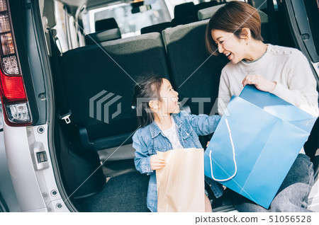 Parent and child shopping 51056528