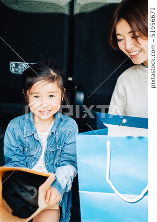 Parent and child shopping Parent and child shopping 51056671