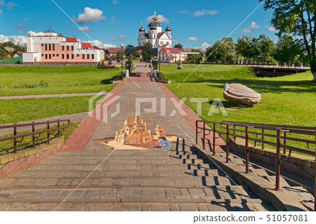 Go down the alley with a picture below the archway Go down the alley with a picture below the archway 51057081