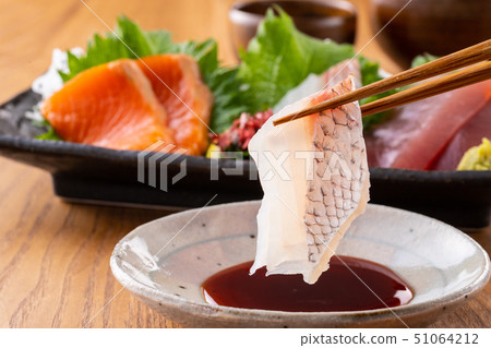 新鮮的生魚片 51064212