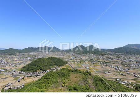 三豐大鍋遺址（三豐破火山口遺址）俯瞰三豐平原北部從高瀨向東北方向鳥坂的方向。 51066359