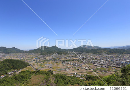 三豐大鍋遺址(三豐破火山口遺址)從高瀨向東向大日嶺眺望三豐平原北部。 三豐大鍋遺址(三豐破火山口遺址)從高瀨向東向大日嶺眺望三豐平原北部。 51066361
