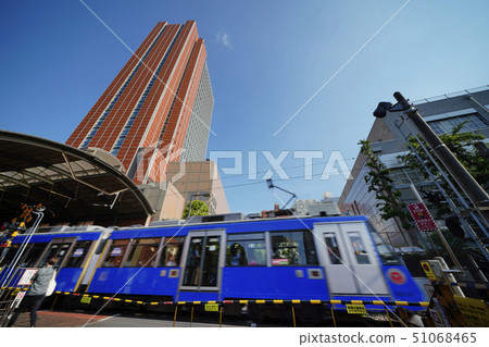 在日本的東京都市風景我們看東急世田谷線三軒茶屋站和胡蘿蔔塔 51068465