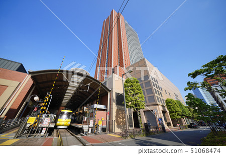 日本的東京都市風景反射陽光的東西,東急世田谷線三軒茶屋站,胡蘿蔔塔等。 日本的東京都市風景反射陽光的東西,東急世田谷線三軒茶屋站,胡蘿蔔塔等。 51068474