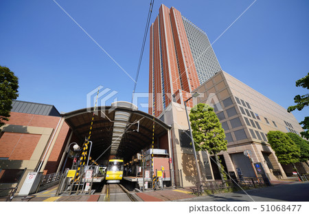 日本的東京都市風景反射陽光的東西,東急世田谷線三軒茶屋站,胡蘿蔔塔等。 日本的東京都市風景反射陽光的東西,東急世田谷線三軒茶屋站,胡蘿蔔塔等。 51068477