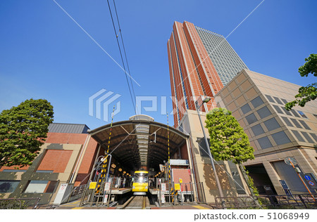 日本的東京都市風景反射陽光的東西，東急世田谷線三軒茶屋站，胡蘿蔔塔等。 51068949