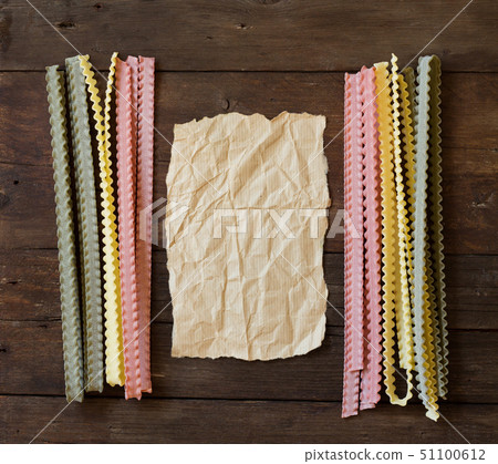 Tricolor mafalde pasta and paper Tricolor mafalde pasta and paper 51100612