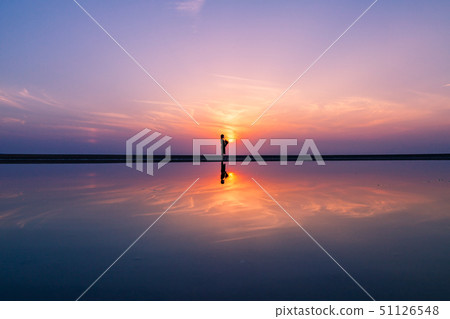 父親母親海灘反射 51126548