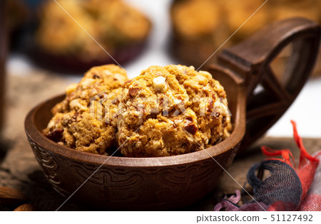 Integral cookies with almonds close up Integral cookies with almonds close up 51127492