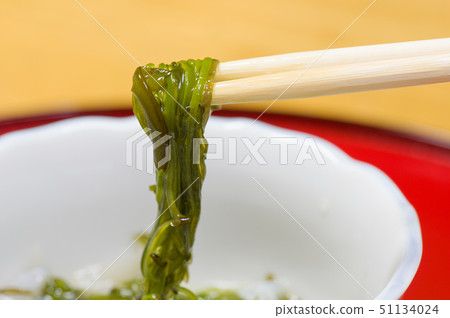 Mix of squid and mekabu 51134024