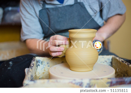 Potter drying ceramic pot with special dryer Potter drying ceramic pot with special dryer 51135811