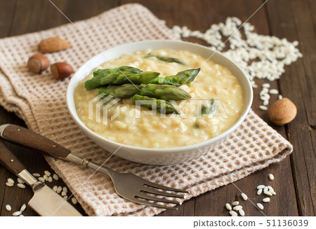 Asparagus risotto with parmesan and taleggio 51136039