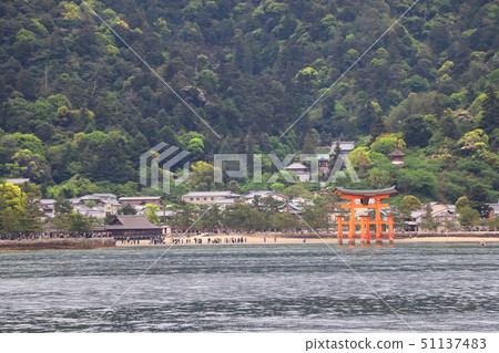 宮島的大鳥居及嚴島神社 宮島的大鳥居及嚴島神社 51137483