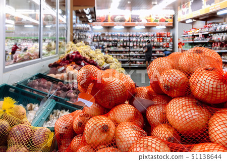 Pile of onions in supermaket grocery 51138644