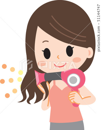 一個女人乾燥她的頭髮 51144747