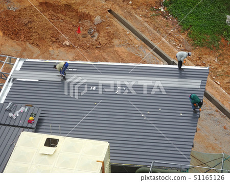 Installation of metal deck roof sheet Installation of metal deck roof sheet 51165126