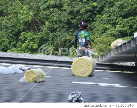 Installation of metal deck roof sheet 51165146