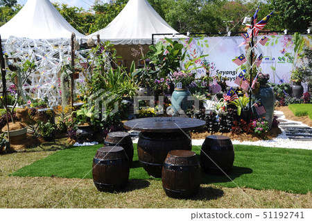 Small pocket garden made from recycle material 51192741