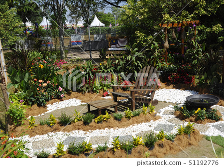 Small pocket garden made from recycle material Small pocket garden made from recycle material 51192776