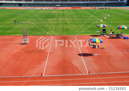 在初夏的陽光下閃耀的競技體育場 51238383