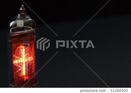 熾熱的Nixie Pavilion穿過 熾熱的Nixie Pavilion穿過 51268303