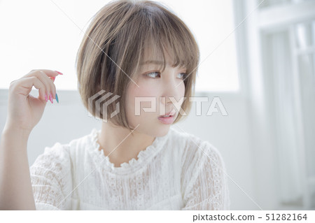 Straight short hair woman 51282164