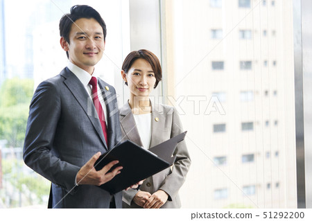 Two lawyers 51292200