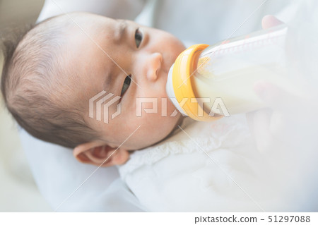 Baby feeding 51297088