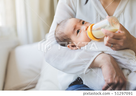 嬰兒餵養 51297091
