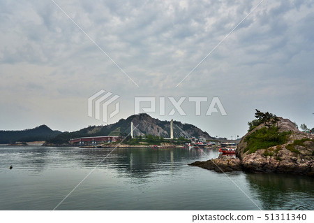 在2019年春末,群山的Gogunsan-gun山路上行走 在2019年春末,群山的Gogunsan-gun山路上行走 51311340