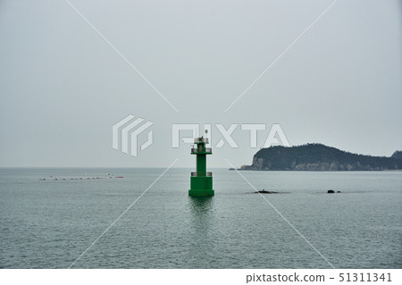 在2019年春末，群山的Gogunsan-gun山路上行走 51311341