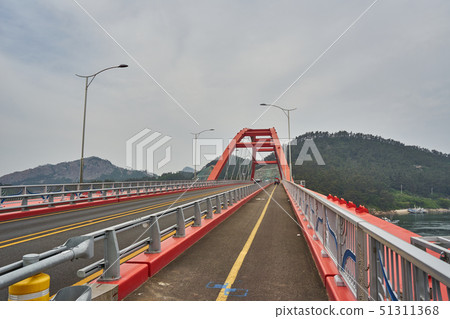 在2019年春末,群山的Gogunsan-gun山路上行走 在2019年春末,群山的Gogunsan-gun山路上行走 51311368