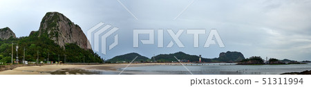 In late spring 2019, walking along the beach in Gogunsan-gun, Gunsan 51311994