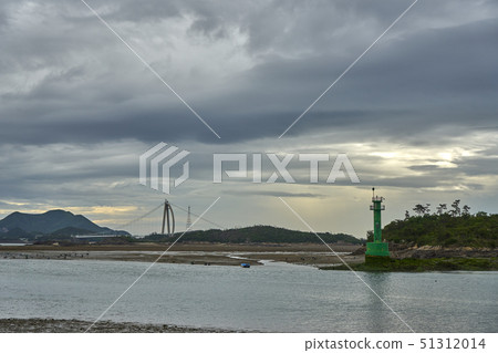 In late spring 2019, walking along the beach in Gogunsan-gun, Gunsan In late spring 2019, walking along the beach in Gogunsan-gun, Gunsan 51312014