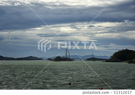 In late spring 2019, walking along the beach in Gogunsan-gun, Gunsan 51312017