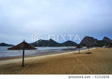 In late spring 2019, walking along the beach in Gogunsan-gun, Gunsan 51312038