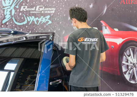 Cleaning the car Cleaning the car 51329476