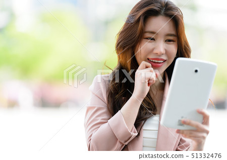 一個充滿自信,生活方式,在公園休息的韓國女人的表達 一個充滿自信,生活方式,在公園休息的韓國女人的表達 51332476