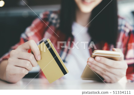 Customer shopping online pay by credit card. Customer shopping online pay by credit card. 51334111
