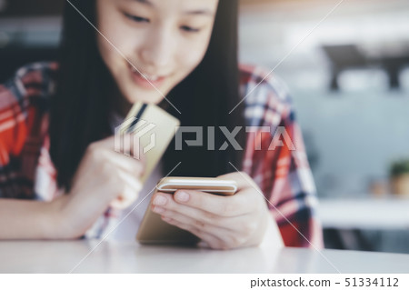 Customer shopping online pay by credit card. Customer shopping online pay by credit card. 51334112