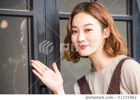 女咖啡館職員 女咖啡館職員 51335862